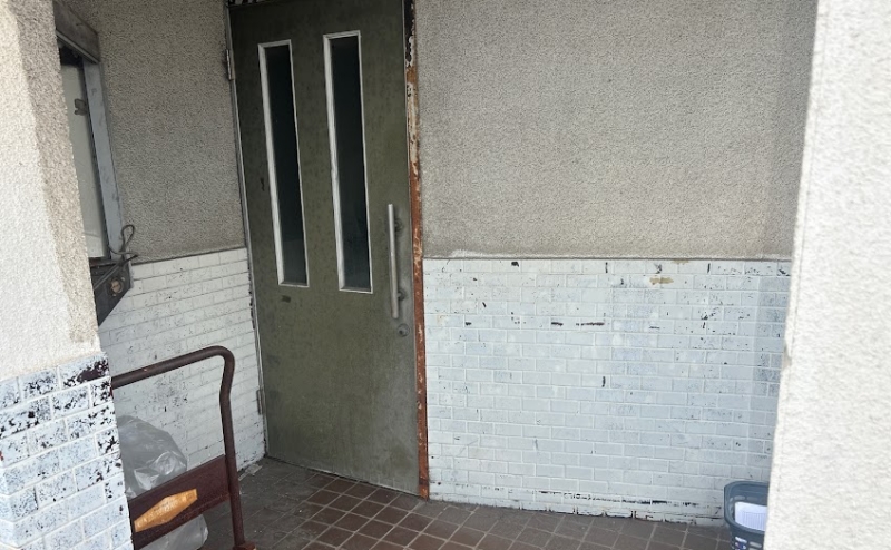 まずは建物全体を確認します